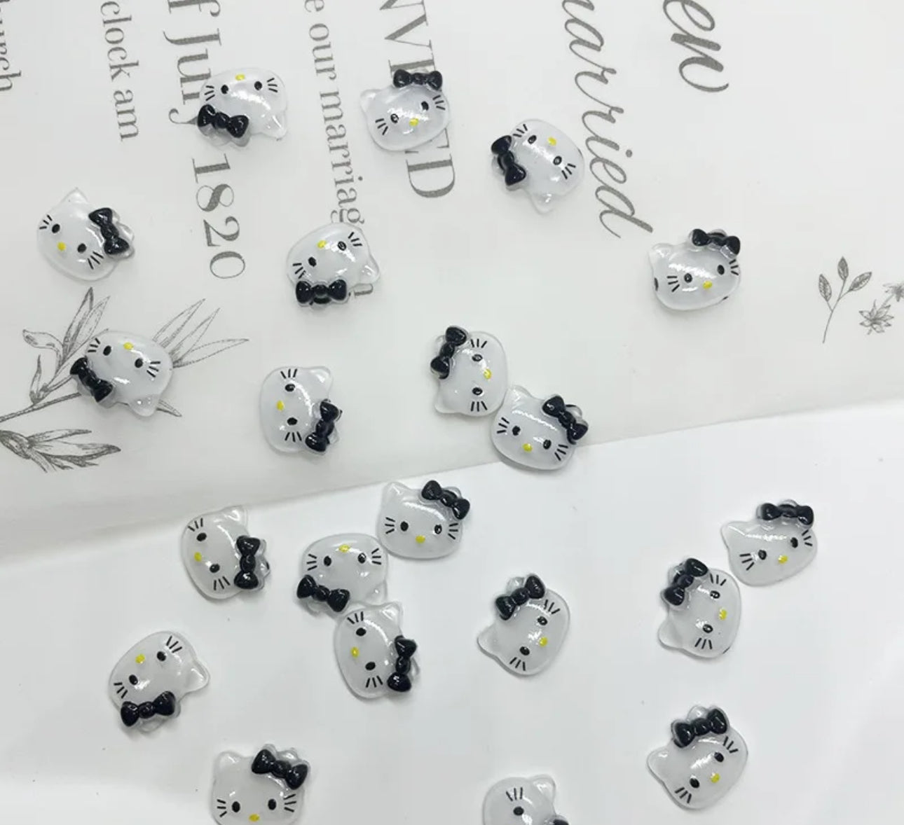 Hello Kitty Head Nail Charm 6pc